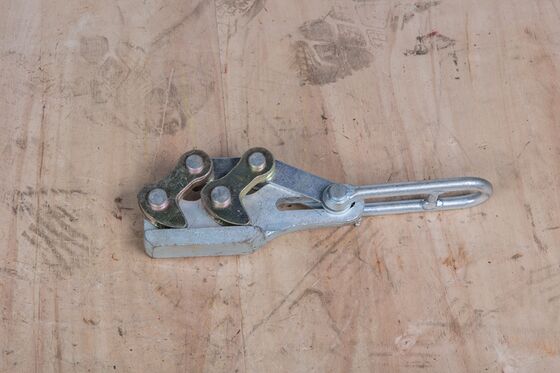 kupować Durable Earth Wire Tensioning Clamp for 50-70mm² with 20-30 kN Load Capacity and Quick Cam-Locking online manufacture