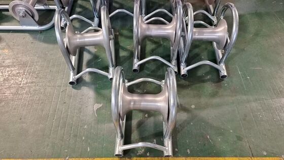 Rolka kablowa ze stali ocynkowanej o obciążeniu znamionowym 10KN z konstrukcją mostkową do płynnego montażu linii energetycznych